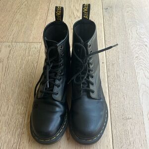 1460 Dr. Martens Lace up Smooth Boots